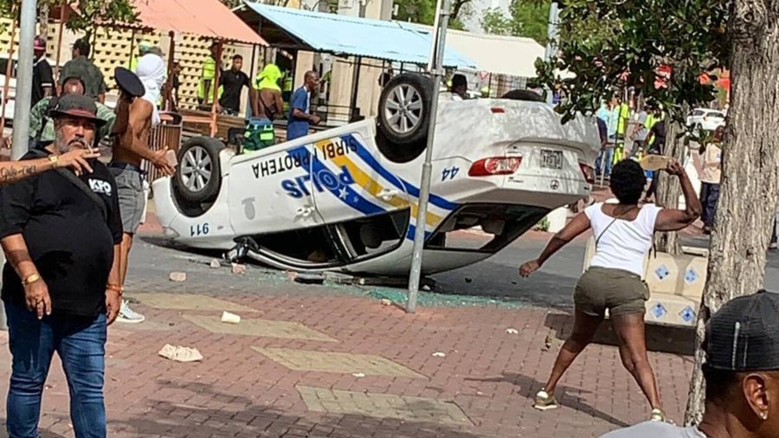 Chaos and tear gas in Willemstad; Protestors demand the resignation of the Prime Minister