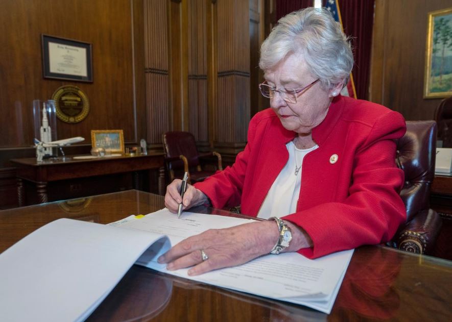 Alabama governor apologizes over blackface episode from student days