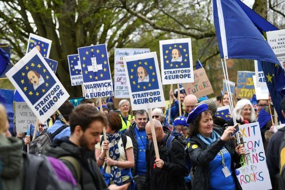 Hundreds of thousands march in London to demand new Brexit referendum