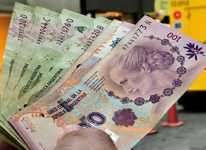 Argentine lawmakers seek quorum to open debate on Fernandez's economic bill