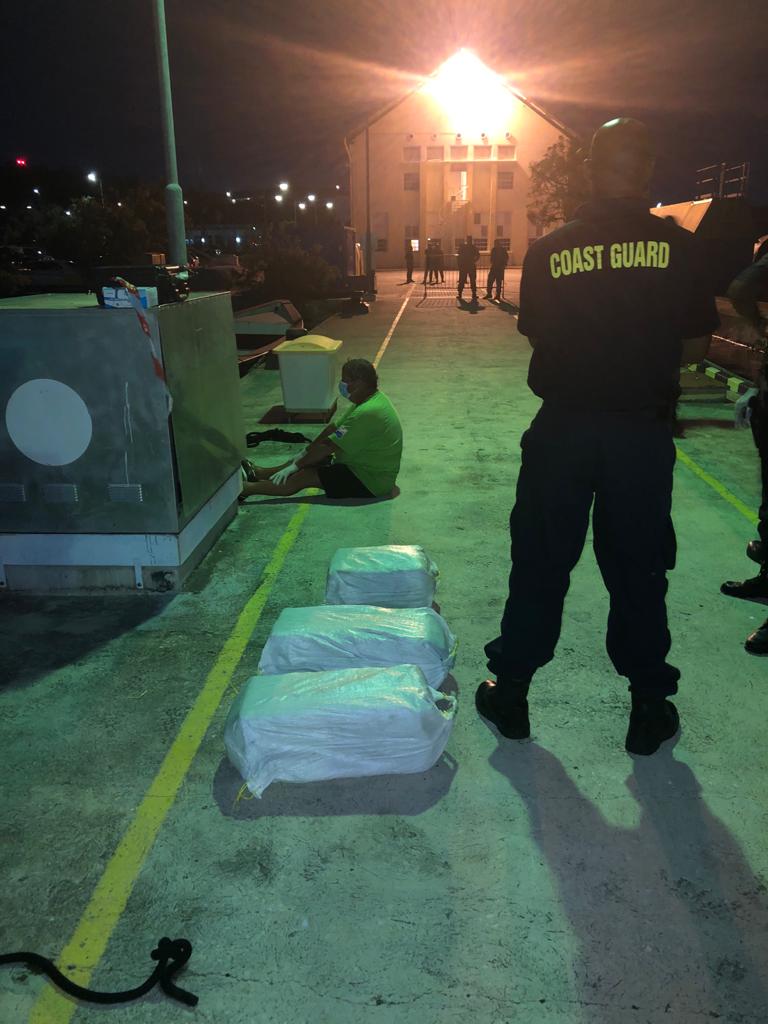 Zr.Ms. Groningen and the Caribbean Coast Guard seize drugs