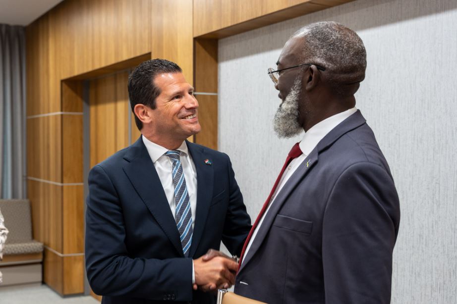 Prime Minister Pisas Receives Visit from Dutch Minister of Economic Affairs Beljaarts