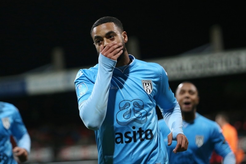 Locals in sports: Kuwas leaves Heracles and starts playing in Emirates