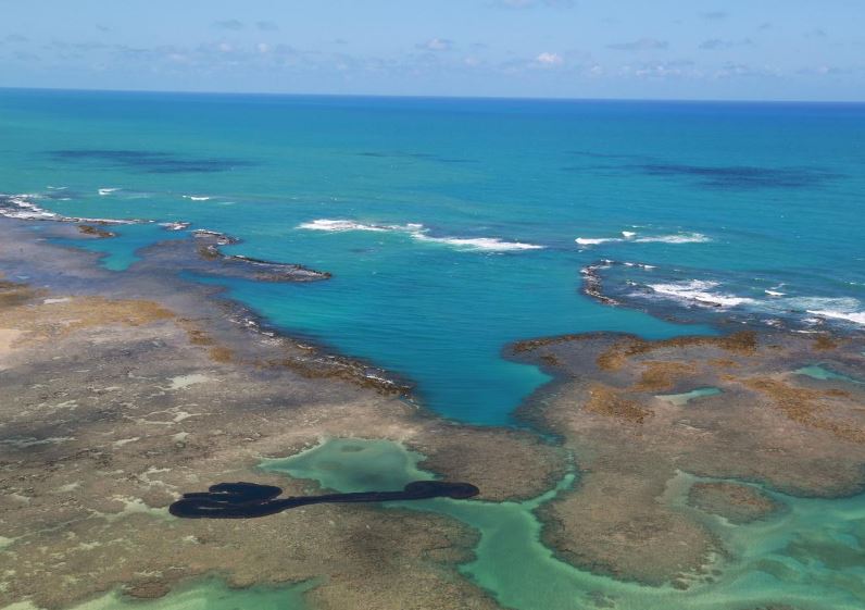 Brazil police raid Greek shipper over oil tarring beaches