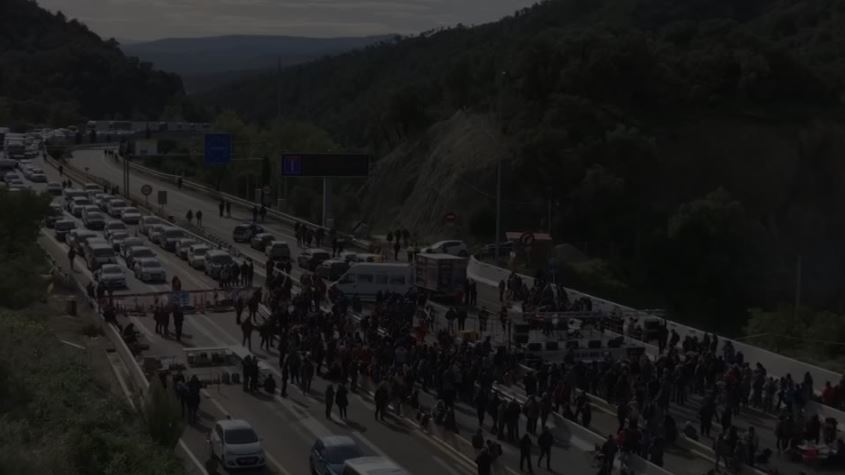 Catalan independence protesters block major Spain-France road link