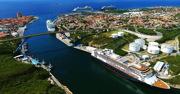 Heavy Load Carrier Unloads Tugboats and Rig at Curaçao’s Caracas Bay for Transport to Venezuela