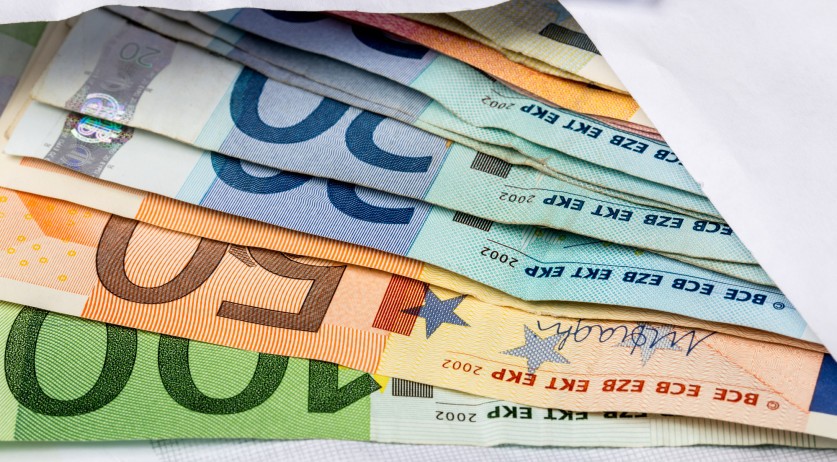 EU asked to ban cash payments of over €5,000 in money laundering fight