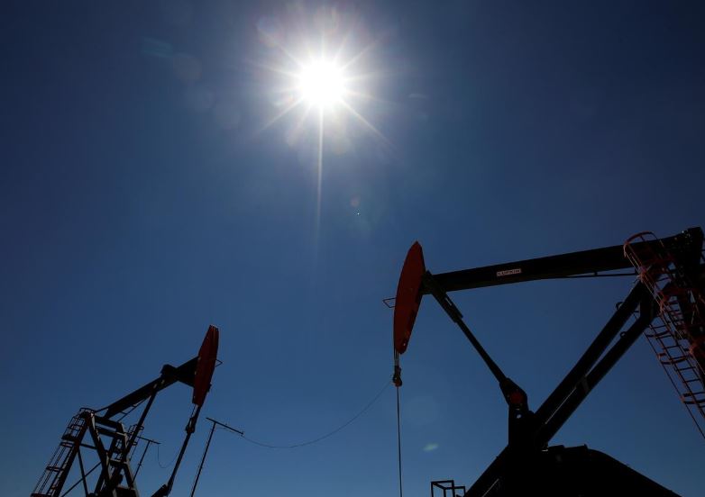 Oil prices fall due to weak economic data, Saudi output recovery