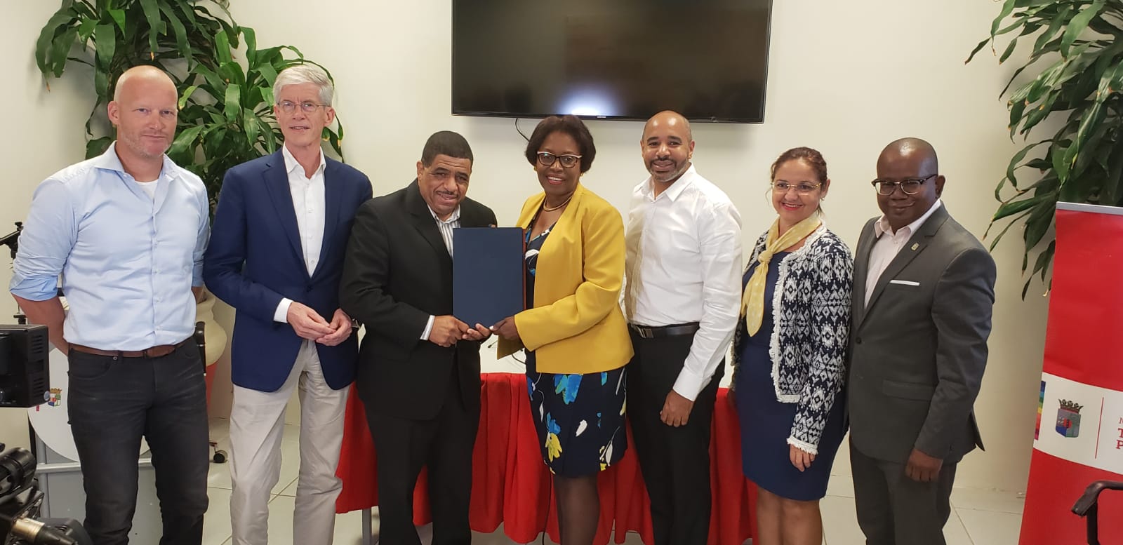 Minister Jesus-Leito signed an agreement with EWP for the construction of 500 houses (press release)