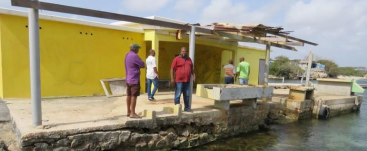 AVB in conversation with fishermen Playa Kanoa after dissatisfaction