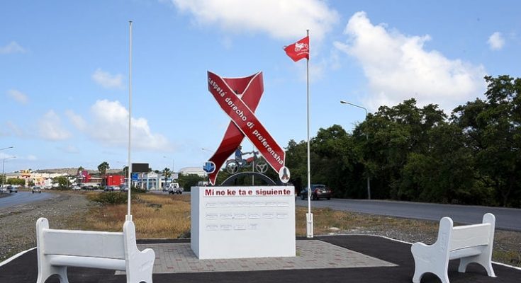 Flag at Schottegatweg road traffic monument gone