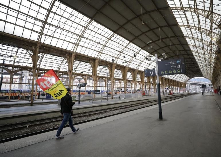 French unions turn the screws on Macron in pension reform battle