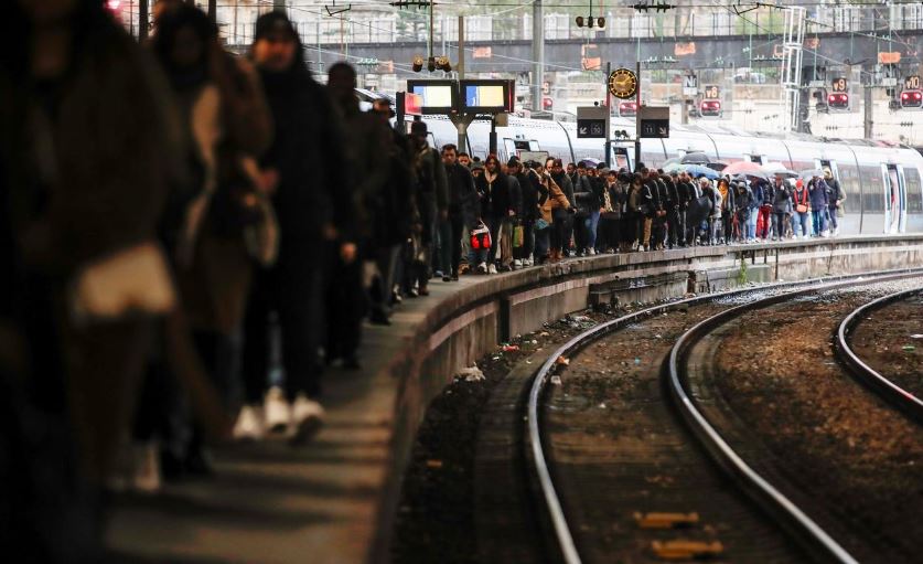 French unions dig in against Macron on fifth day of strikes