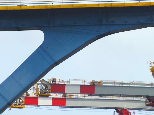 Gantry crane collided against Juliana Bridge