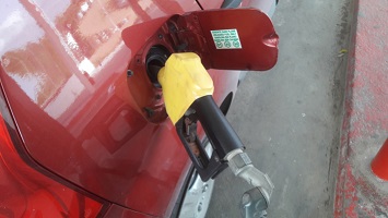 NL: Petrol prices push past €2 per liter squeezing drivers at the pump