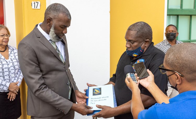 Isla employees present letter to Prime Minister Pisas