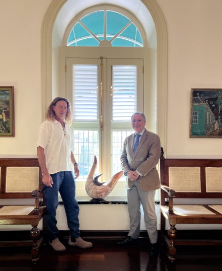 Gouvernor Receives Artwork ‘Harmonia’ from Artist Angel de la Rosa