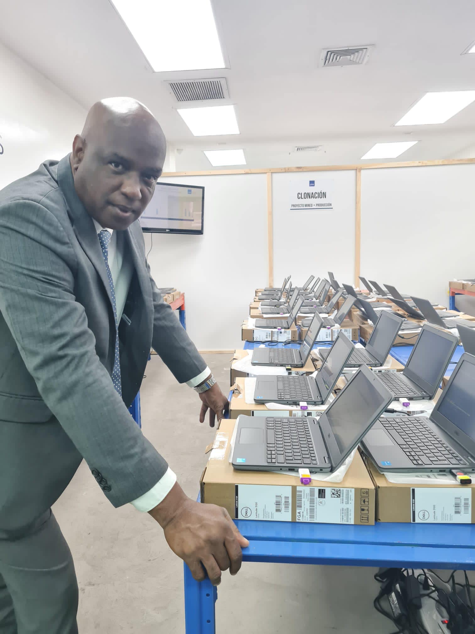 Van Heydoorn in El Salvador for digitization of education