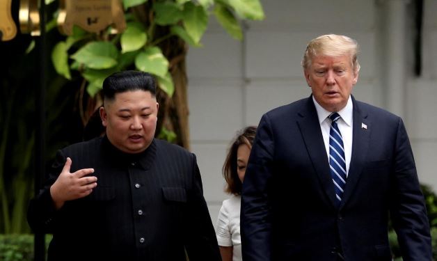 With a piece of paper, Trump called on Kim to hand over nuclear weapons