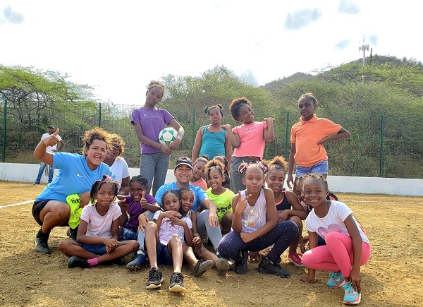 Great turnout ‘Ban Vèlt Bèk’ session in Lagun; ‘next soccer clinic in Westpunt’