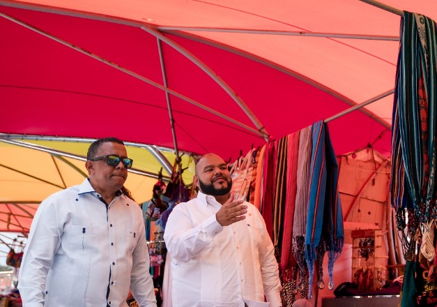 Minister Middelhof Explores Fruit and Vegetable Imports from Dominican Republic