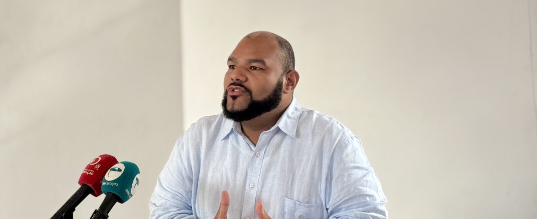 Minister Middelhof Gives Businesses 30 Days to Get Their Permits in Order