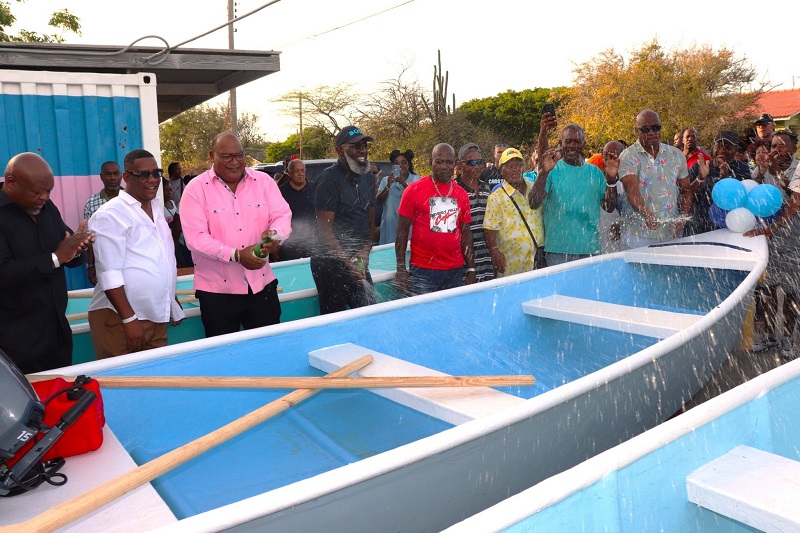 Minister Pisas officially delivers 10 boats and 5 boat engines to fishermen