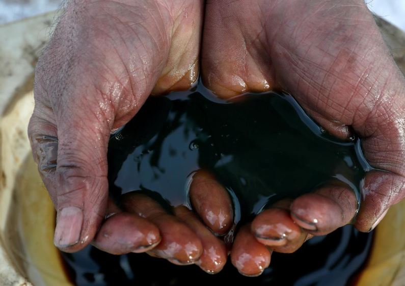 Oil falls further on demand outlook, U.S. stock build