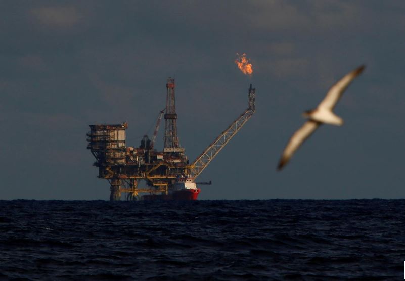 Oil prices fall, set for biggest weekly drop since 2008