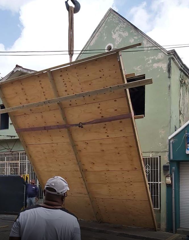 Collapsing building timely supported before 'Gran Marcha' kickoff