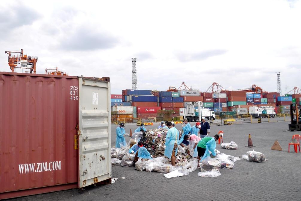 Philippines sends trash back to Canada after Duterte escalates row