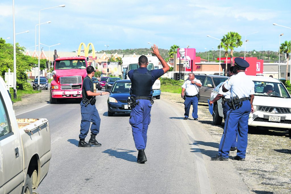 Keep your seat belt on until police see you unfasten it