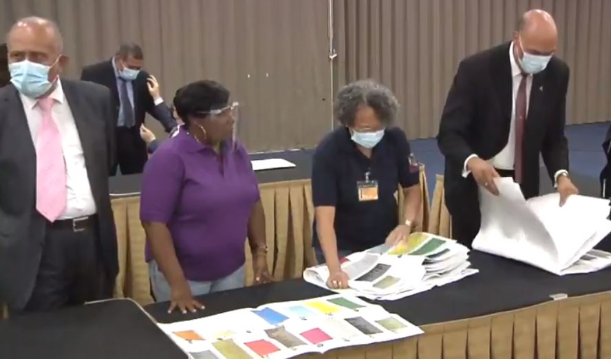 Electoral Council shows ballots, no black and white found