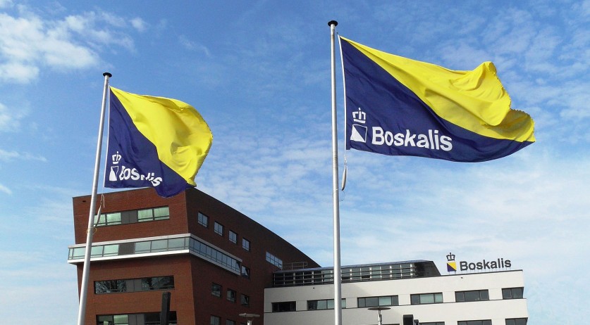 Dutch tugboat arrives at Suez Canal to help free stranded Ever Given