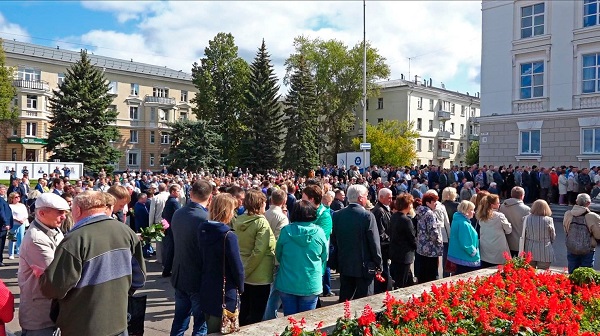 Russia pays tribute to dead nuclear workers, vows to develop new weapons