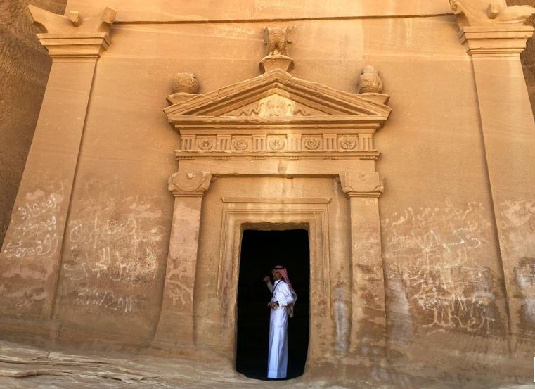 Saudi Arabia opens to foreign holidaymakers, chases tourism investment