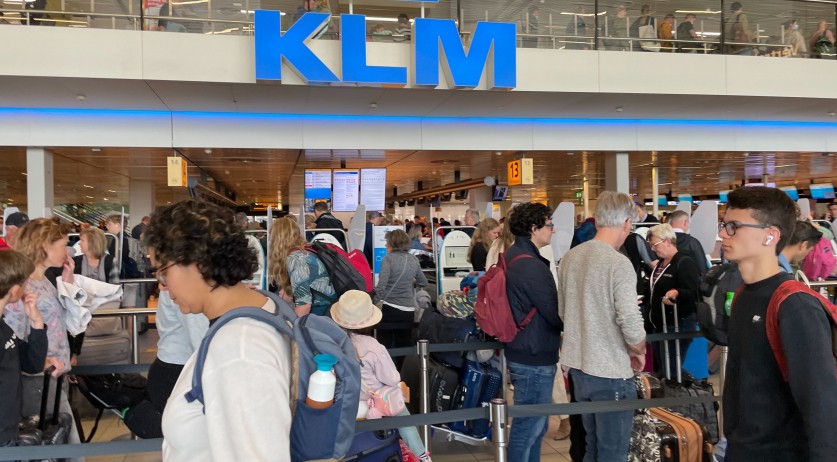 Goal to reduce Schiphol flight movements to 440,000 next year unfeasible: Minister