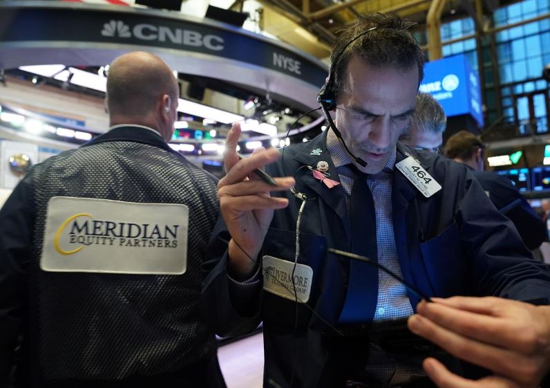 Shares slump on China virus economic concerns, gold gains