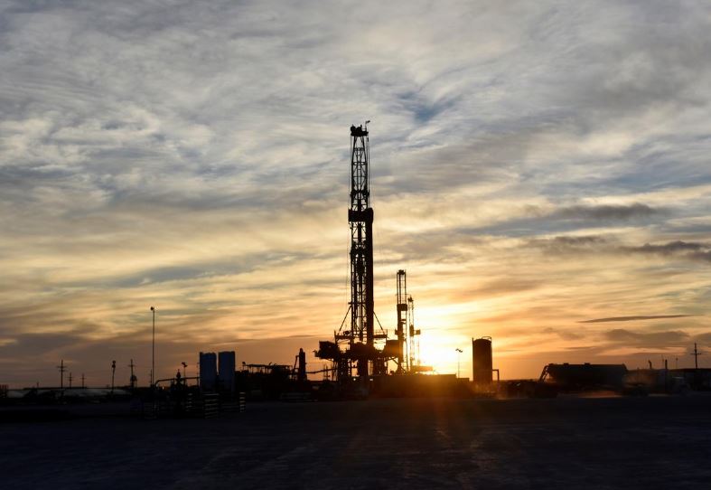 U.S. shale producers deepen spending, output cuts as oil prices slump