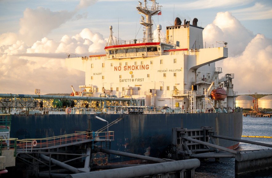 Dutch MPs demand transparency on ownership and profits of Venezuelan oil in Curaçao