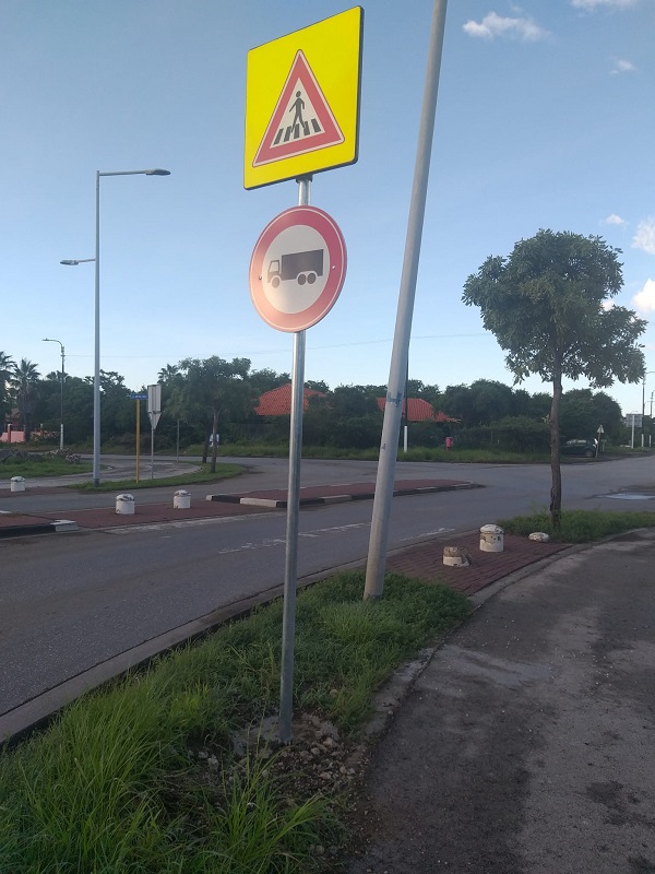 Residents of Julianadorp ask for attention to prohibited heavy traffic through their neighborhood